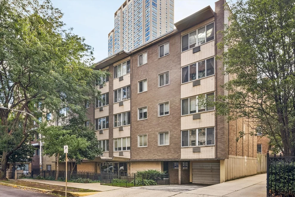Unit for sale at 539 W Stratford Place, Chicago, IL 60657