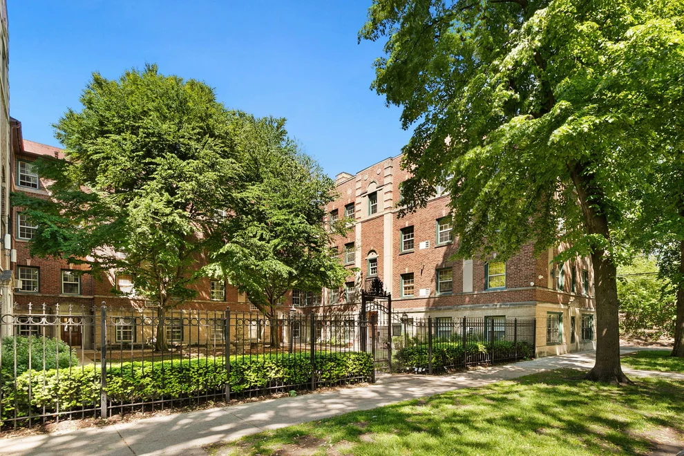 Unit for sale at 1810 W CHASE Avenue, Chicago, IL 60626