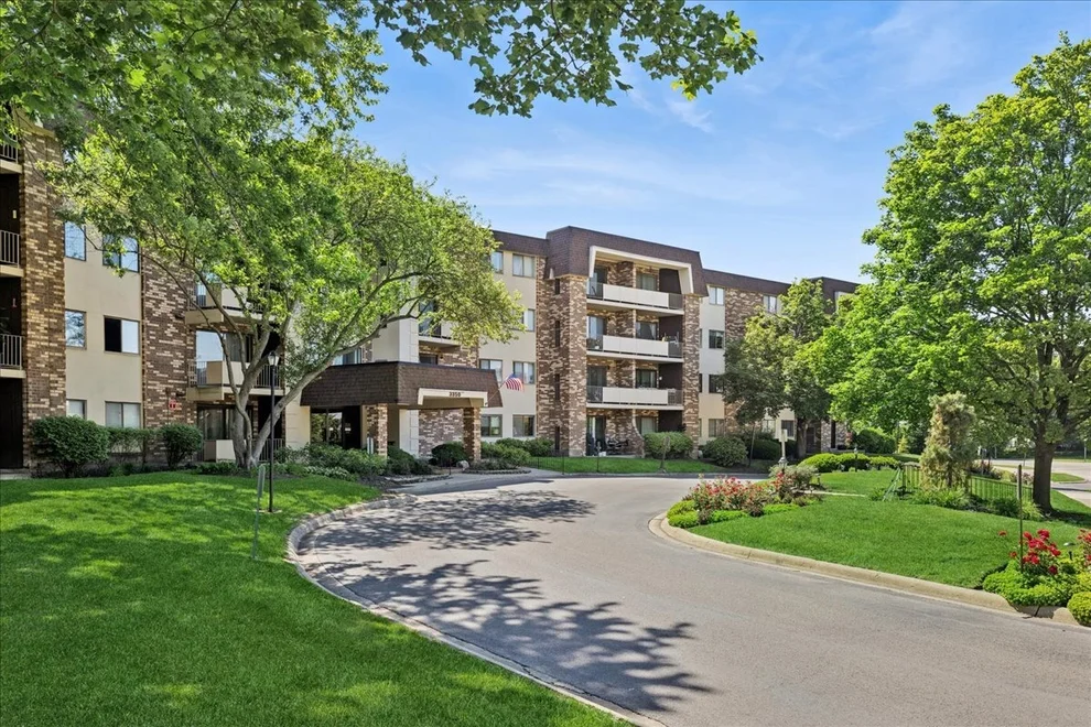 Unit for sale at 3350 N Carriageway Drive, Arlington Heights, IL 60004