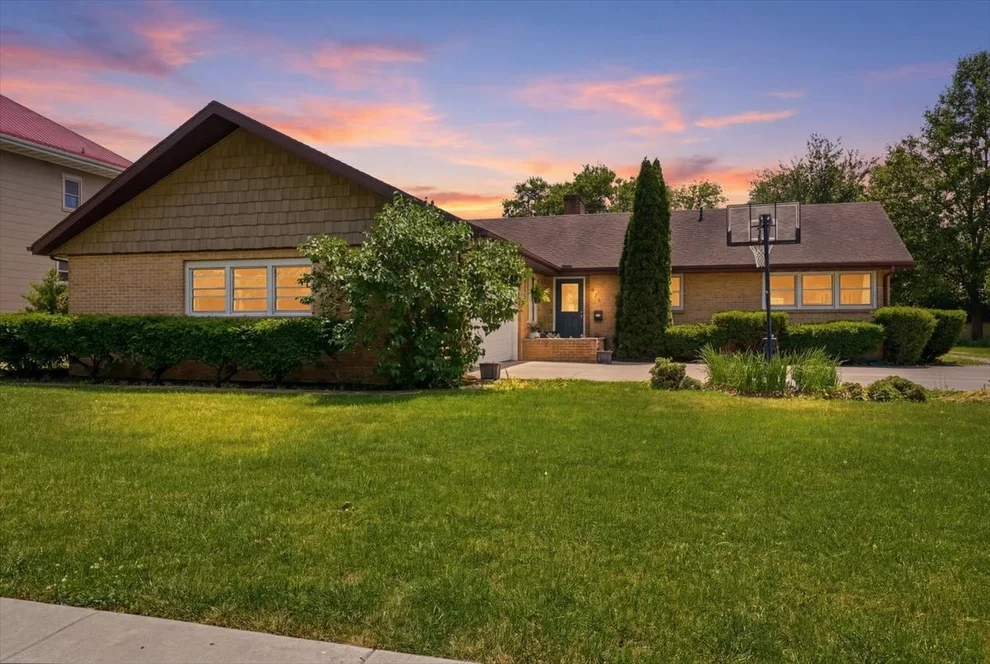 Unit for sale at 409 E Oak Street, Fairbury, IL 61739
