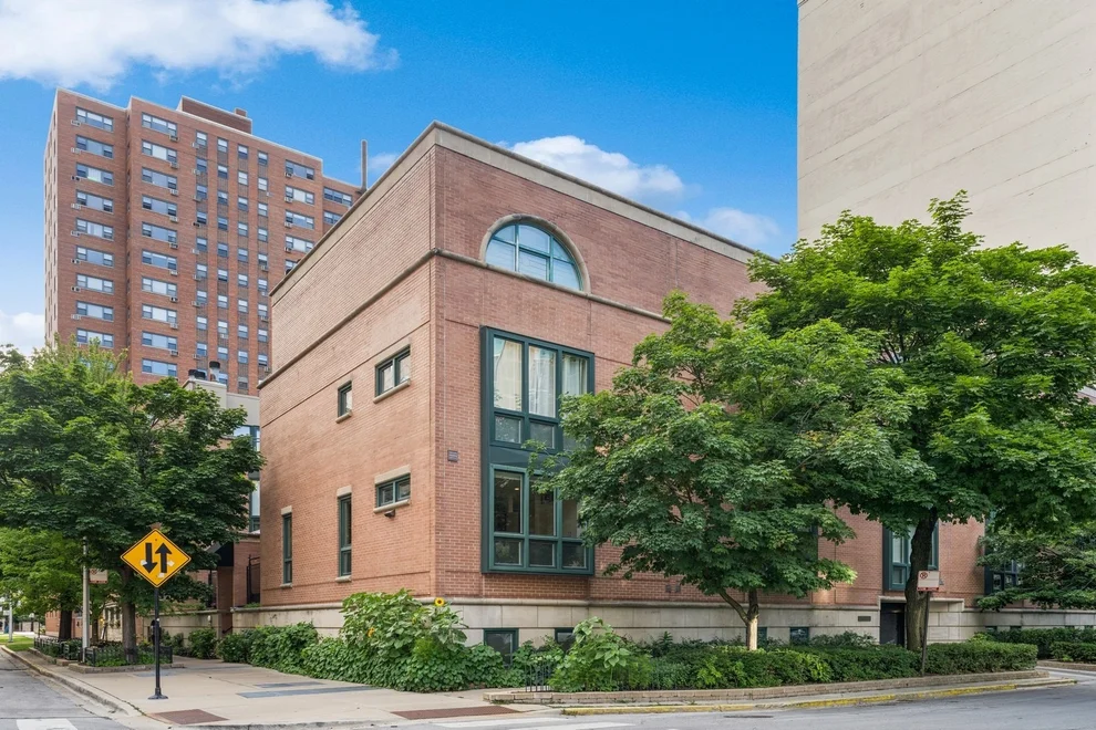 Unit for sale at 2910 N Commonwealth Avenue, Chicago, IL 60657