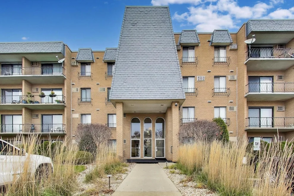 Unit for sale at 931 W Arquilla Drive, Glenwood, IL 60425