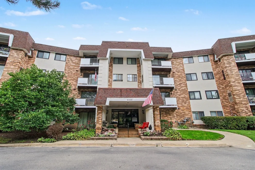 Unit for sale at 3300 N Carriageway Drive, Arlington Heights, IL 60004
