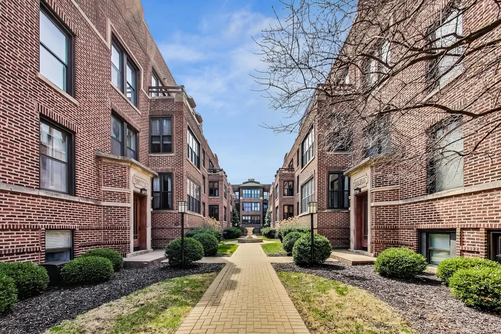 Unit for sale at 747 W Cornelia Avenue, Chicago, IL 60657