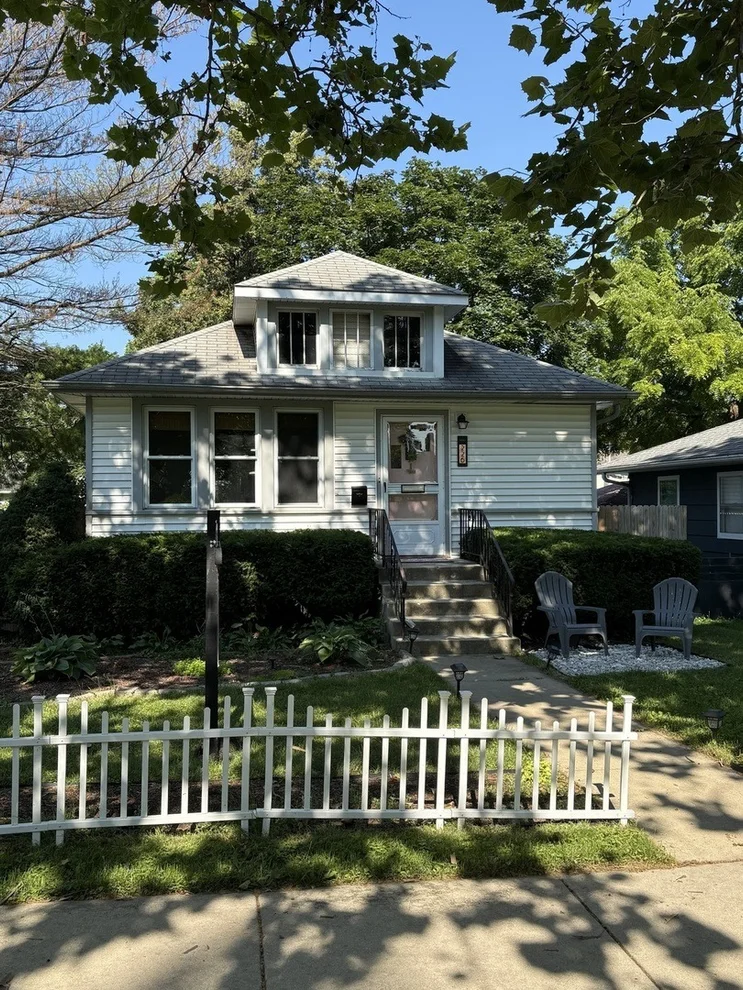 Unit for sale at 226 S Warwick Avenue, Westmont, IL 60559