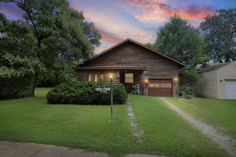 Unit for sale at 811 S Lincoln Boulevard, Centralia, IL 62801