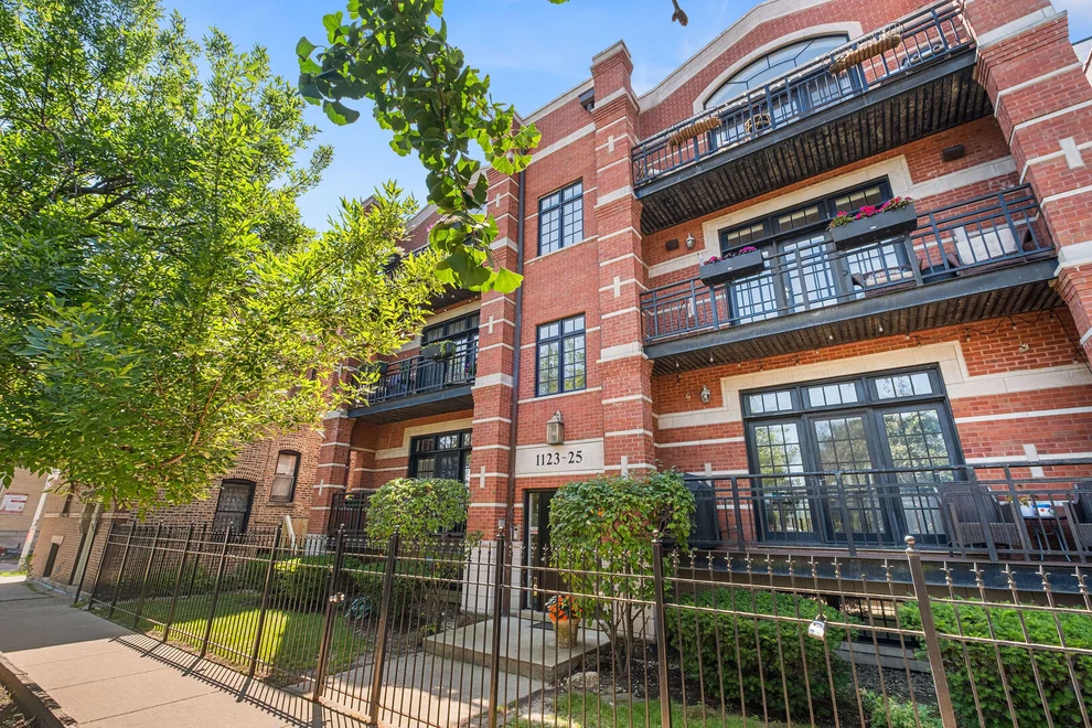 Unit for sale at 1123 W Grace Street, Chicago, IL 60613