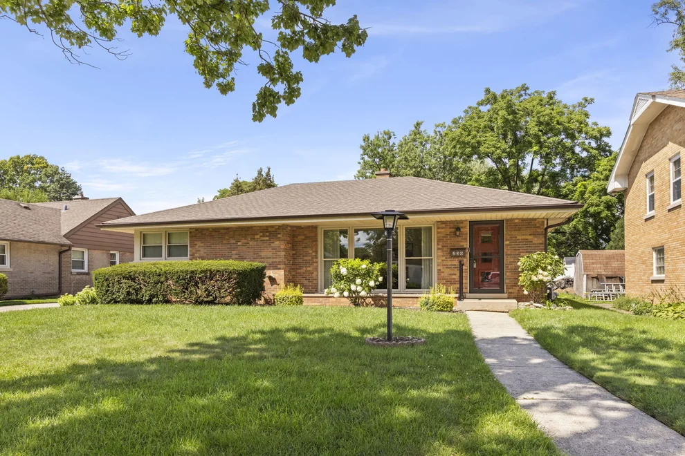 Unit for sale at 230 W Washington Boulevard, Lombard, IL 60148