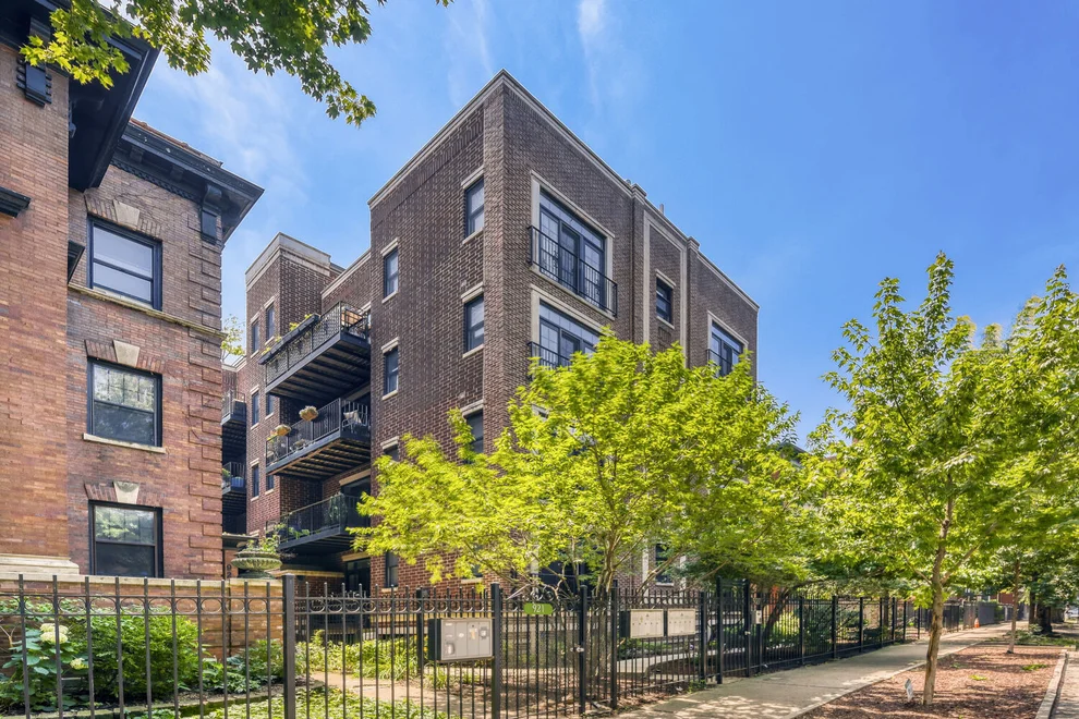 Unit for sale at 927 W Agatite Avenue, Chicago, IL 60640