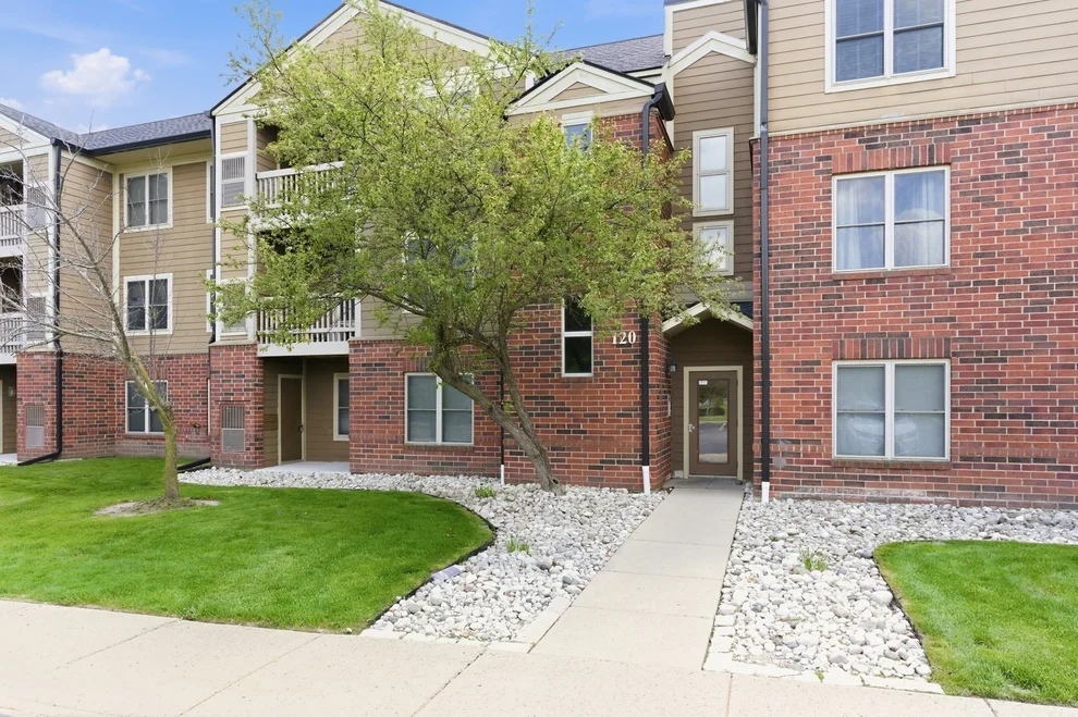 Unit for sale at 120 Glengarry Drive, Bloomingdale, IL 60108