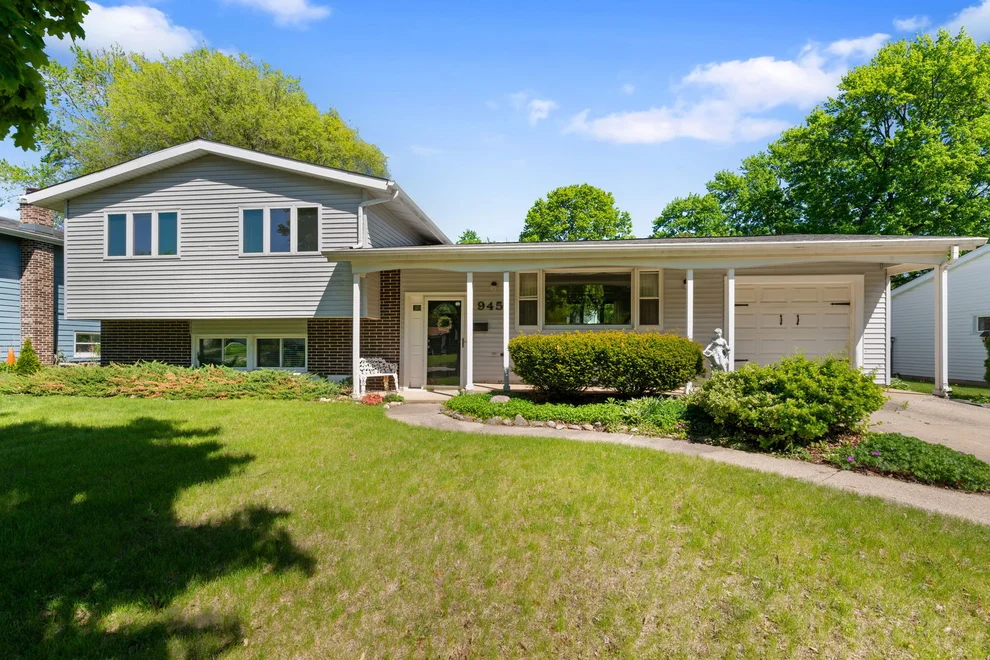 Unit for sale at 945 Nottingham Lane, Crystal Lake, IL 60014