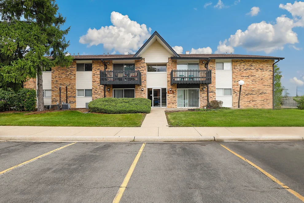 Unit for sale at 5 Kingery Quarter, Willowbrook, IL 60527