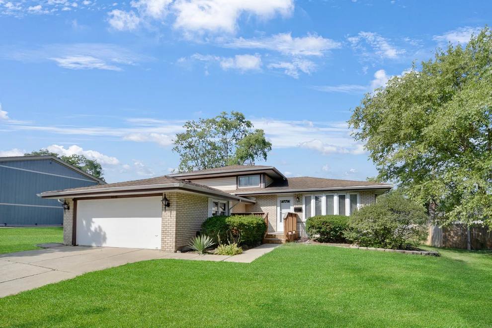 Unit for sale at 8808 S 85th Court, Hickory Hills, IL 60457