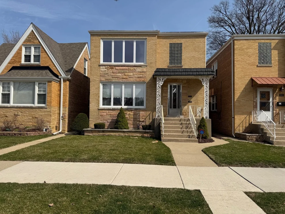 Unit for sale at 5805 N Merrimac Avenue, Chicago, IL 60646