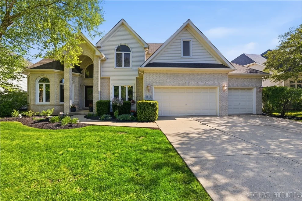 Unit for sale at 811 W Thornwood Drive, South Elgin, IL 60177
