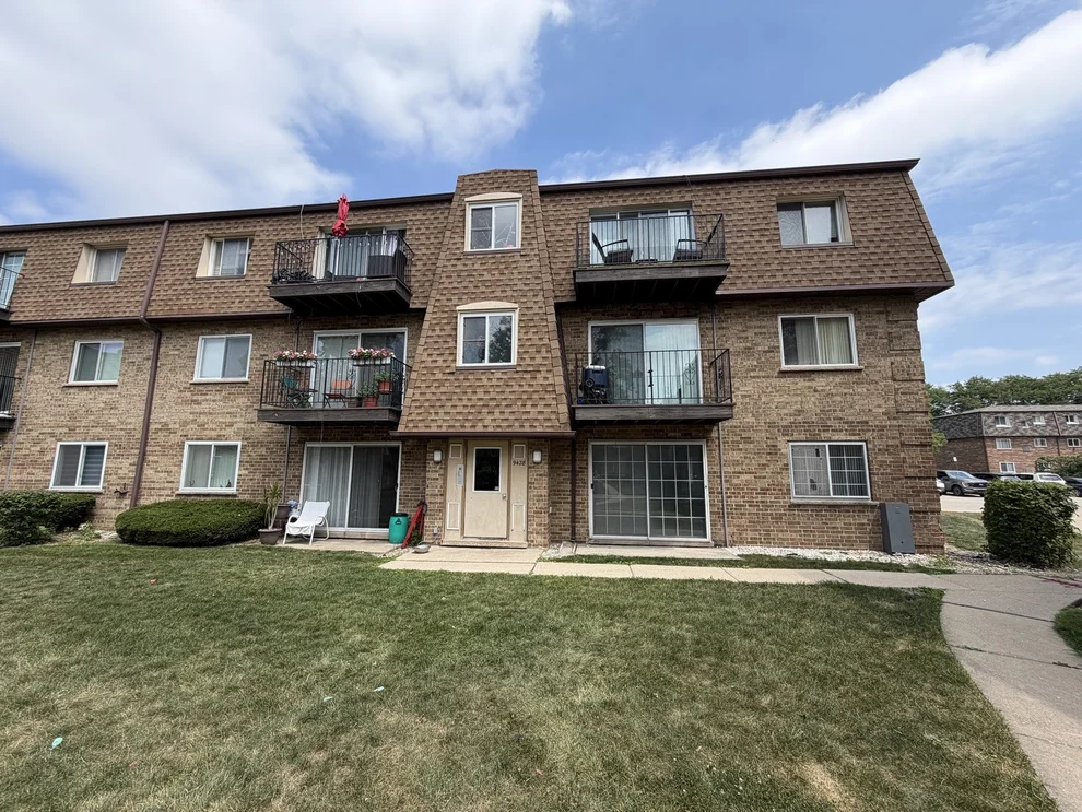 Unit for sale at 9428 Bay Colony Drive, Des Plaines, IL 60016