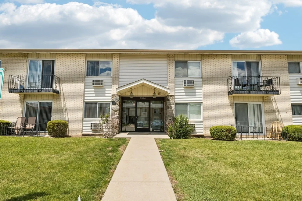 Unit for sale at 8924 Kenneth Drive, Des Plaines, IL 60016
