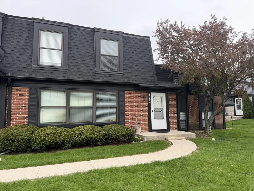 Unit for sale at 1062 Inverrary Lane, Deerfield, IL 60015