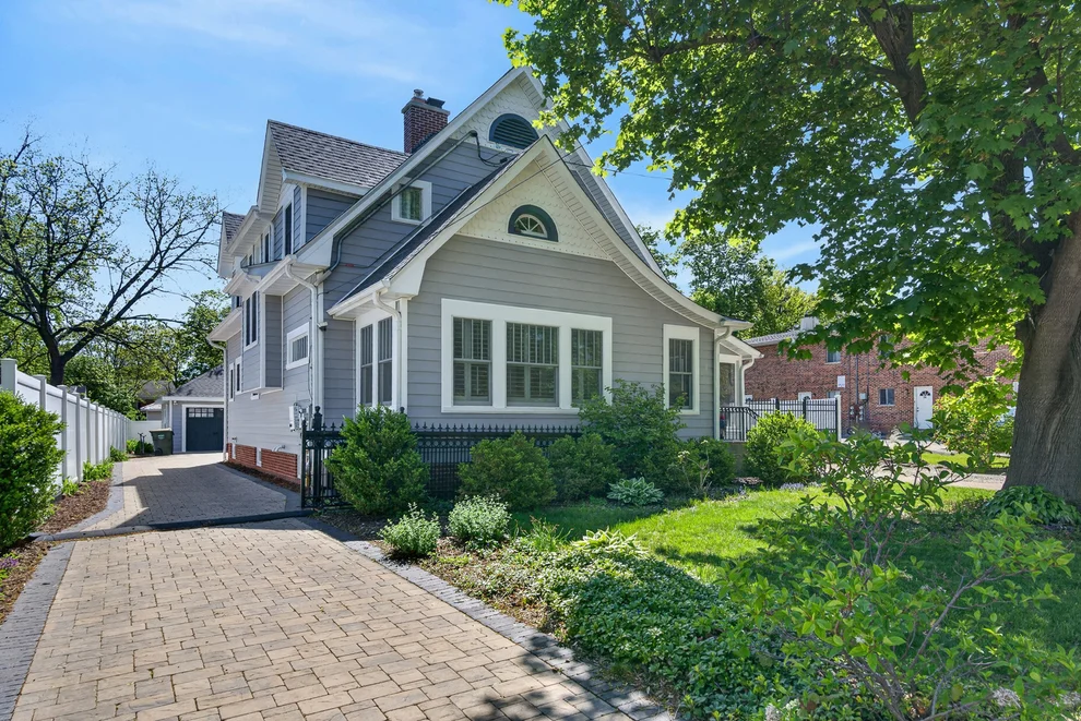 Unit for sale at 112 Douglas Avenue, Libertyville, IL 60048