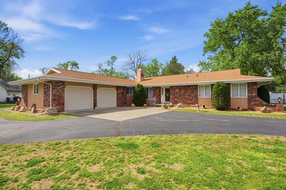 Unit for sale at 208 Water Street, Kansas, IL 61933
