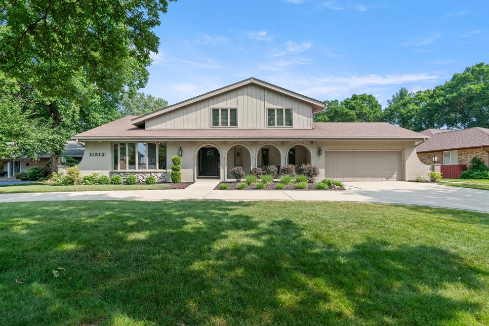 Unit for sale at 11512 Woodglen Lane, Burr Ridge, IL 60527