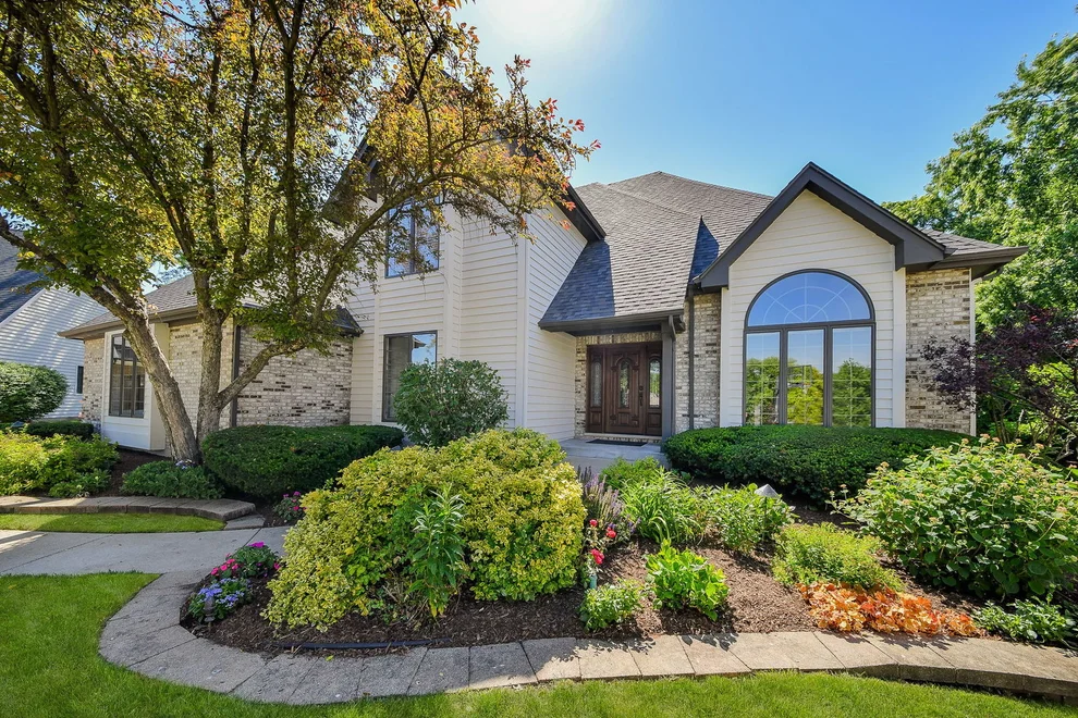 Unit for sale at 103 Hawkins Circle, Wheaton, IL 60189