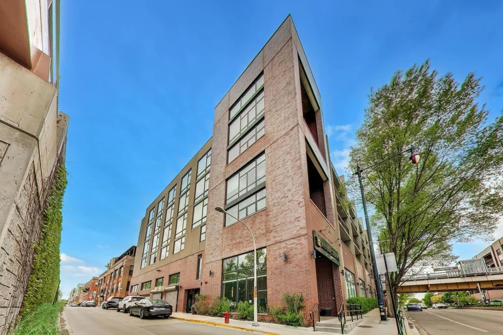 Unit for sale at 3946 N Ravenswood Avenue, Chicago, IL 60613