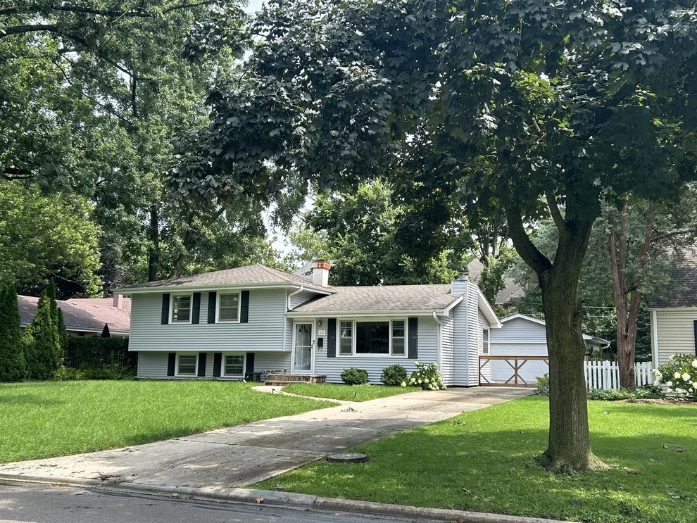 Unit for sale at 610 Sunset Drive, Naperville, IL 60540