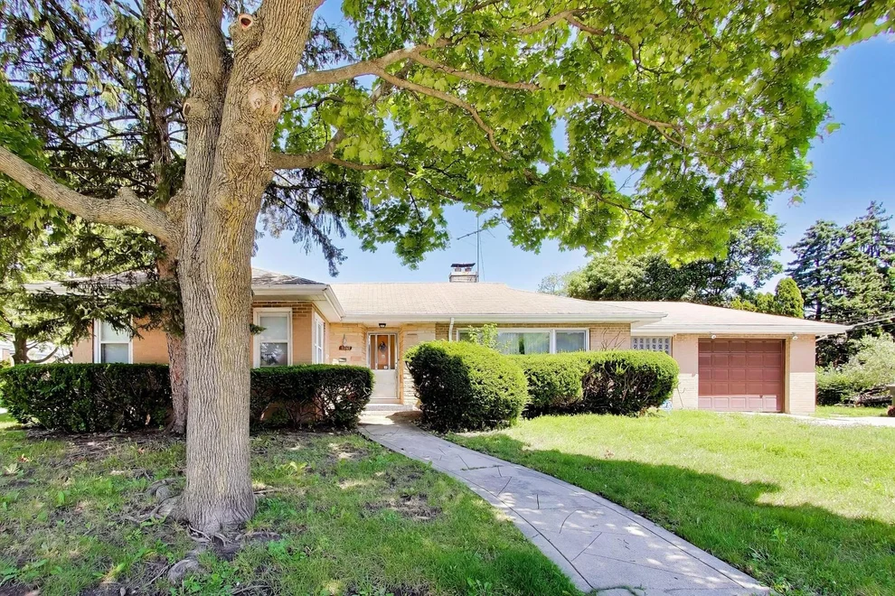 Unit for sale at 3360 W Arthur Avenue, Lincolnwood, IL 60712
