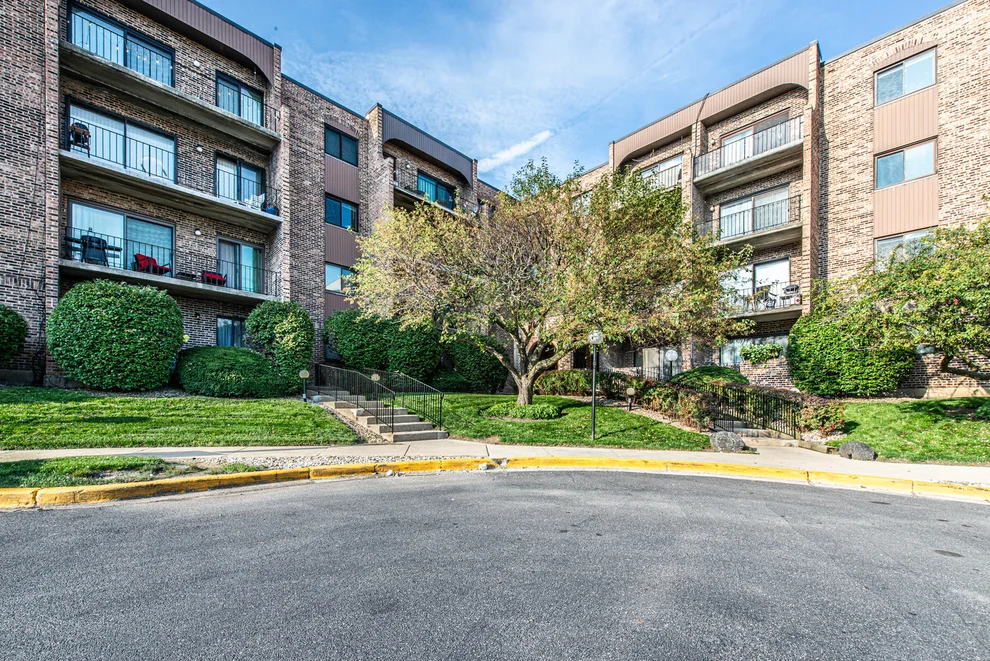 Unit for sale at 601 W Huntington Common Road, Mount Prospect, IL 60056