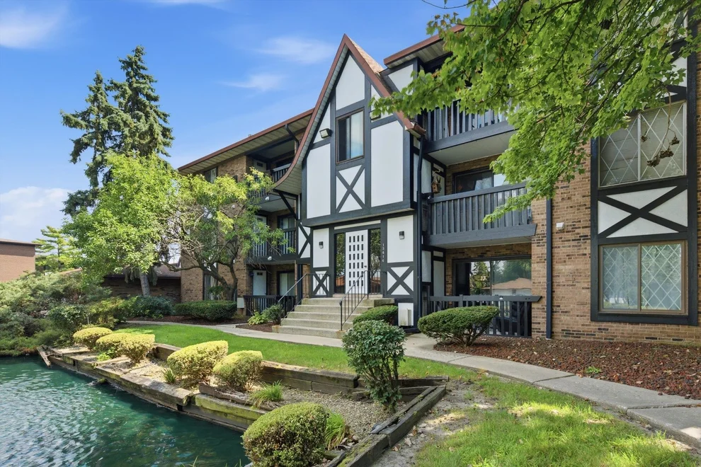 Unit for sale at 13616 Royal Court, Crestwood, IL 60418