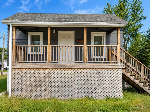 Unit for sale at 128 W North Street, Watseka, IL 60970