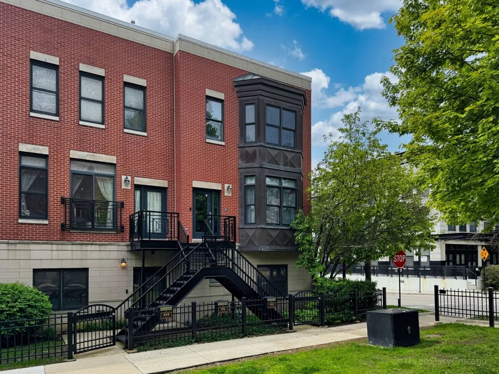 Unit for sale at 953 W College Parkway, Chicago, IL 60608