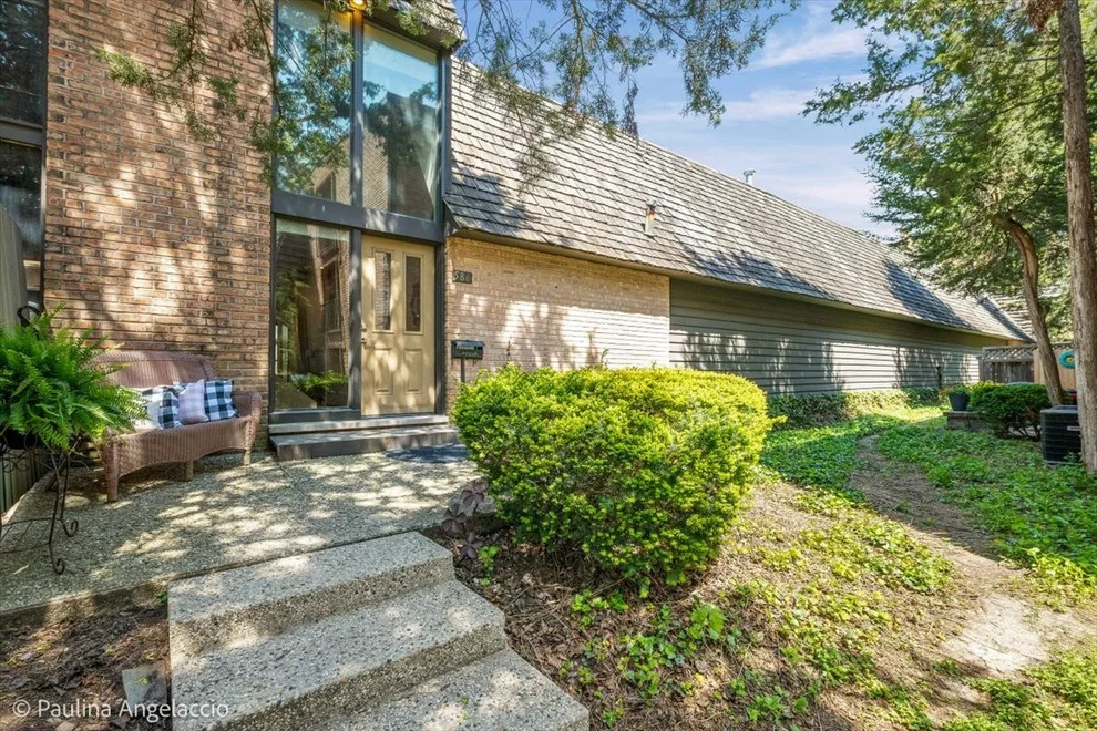 Unit for sale at 586 W Russell Street, Barrington, IL 60010