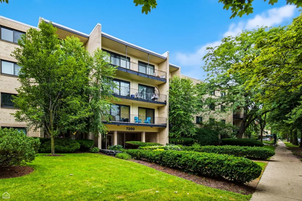 Unit for sale at 7200 N Ridge Boulevard, Chicago, IL 60645