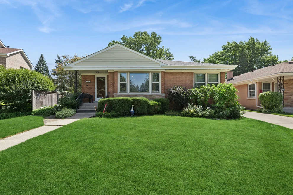 Unit for sale at 1901 Newton Avenue, Park Ridge, IL 60068