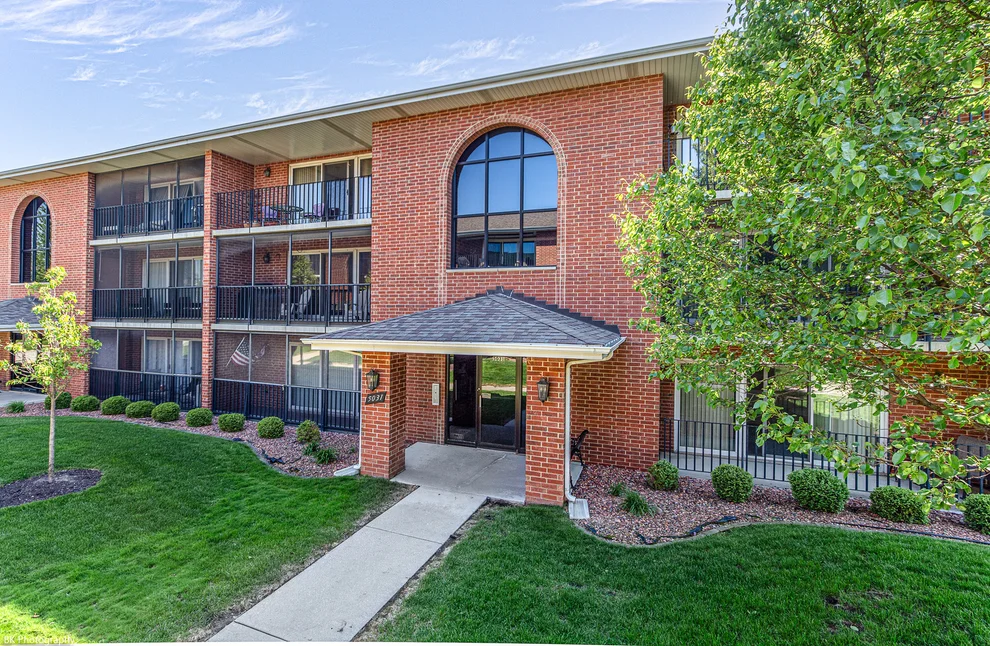 Unit for sale at 5031 Circle Drive, Crestwood, IL 60418