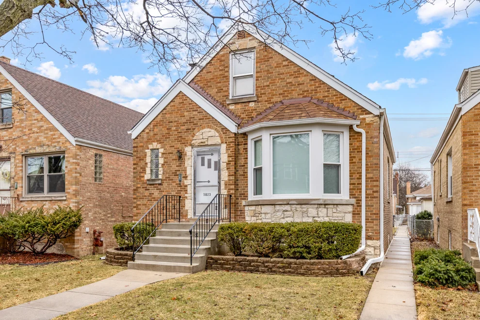 Unit for sale at 5823 N Merrimac Avenue, Chicago, IL 60646