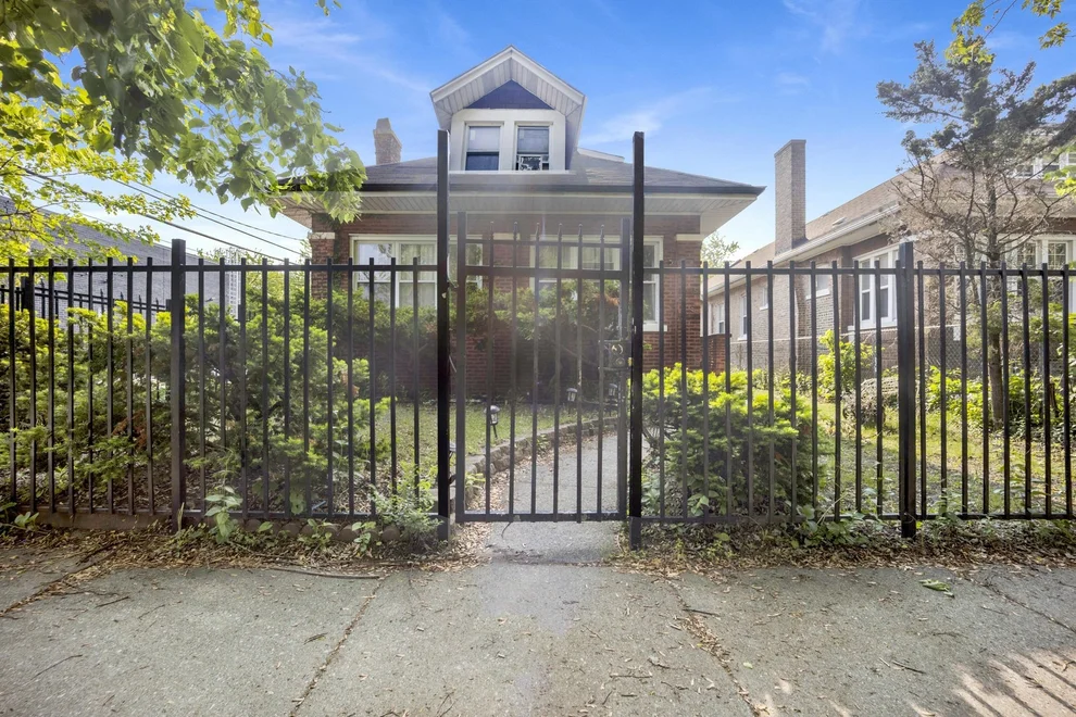 Unit for sale at 7515 S East End Avenue, Chicago, IL 60649