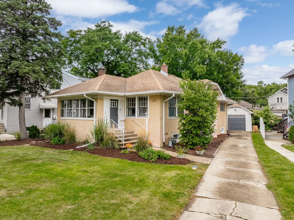 Unit for sale at 310 Shenstone Road, Riverside, IL 60546