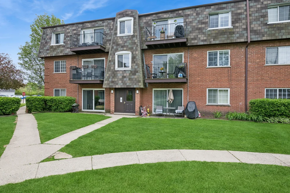 Unit for sale at 9352 Bay Colony Drive, Des Plaines, IL 60016