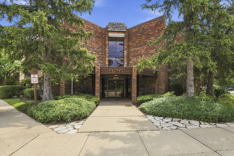 Unit for sale at 925 Spring Hill Drive, Northbrook, IL 60062