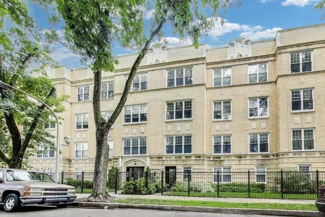 Unit for sale at 1910 W Chase Avenue, Chicago, IL 60626