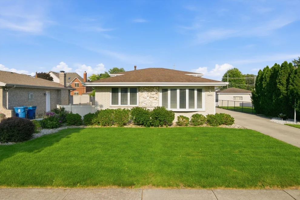 Unit for sale at 8455 Newland Avenue, Burbank, IL 60459