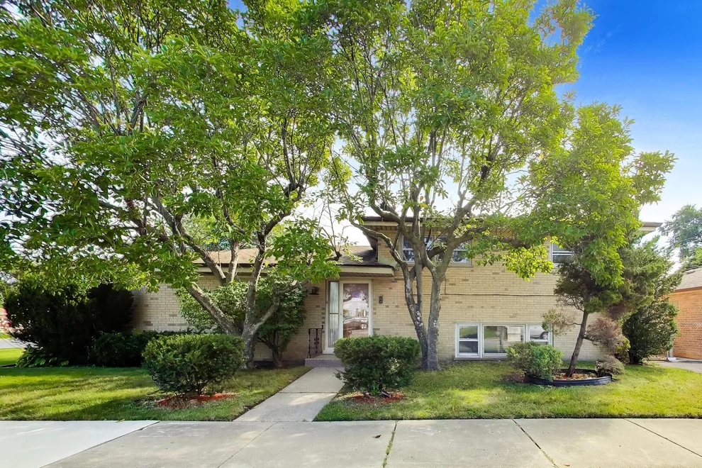 Unit for sale at 5545 Oakton Street, Morton Grove, IL 60053