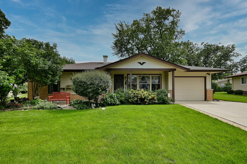 Unit for sale at 1157 Elmwood Lane, Elk Grove Village, IL 60007