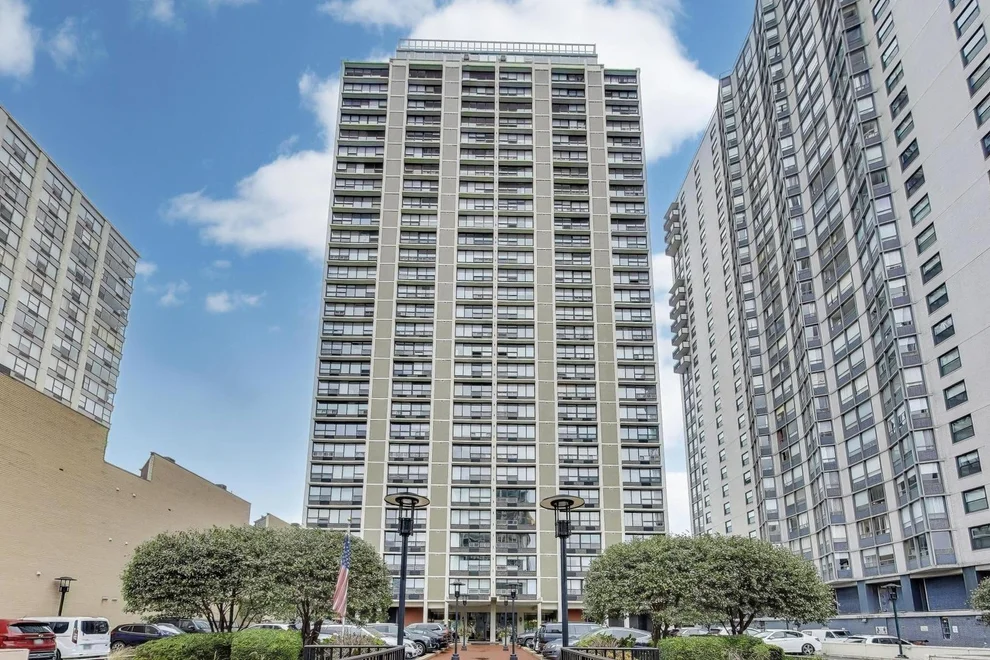 Unit for sale at 5733 N SHERIDAN Road, Chicago, IL 60660
