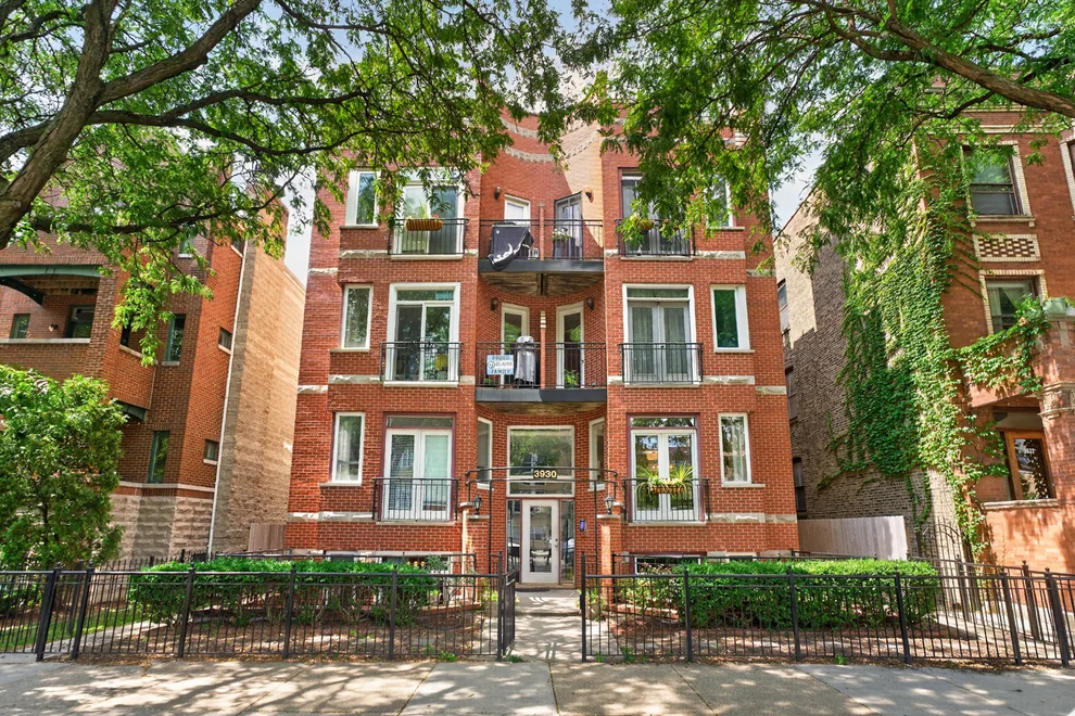 Unit for sale at 3930 N SOUTHPORT Avenue, Chicago, IL 60613