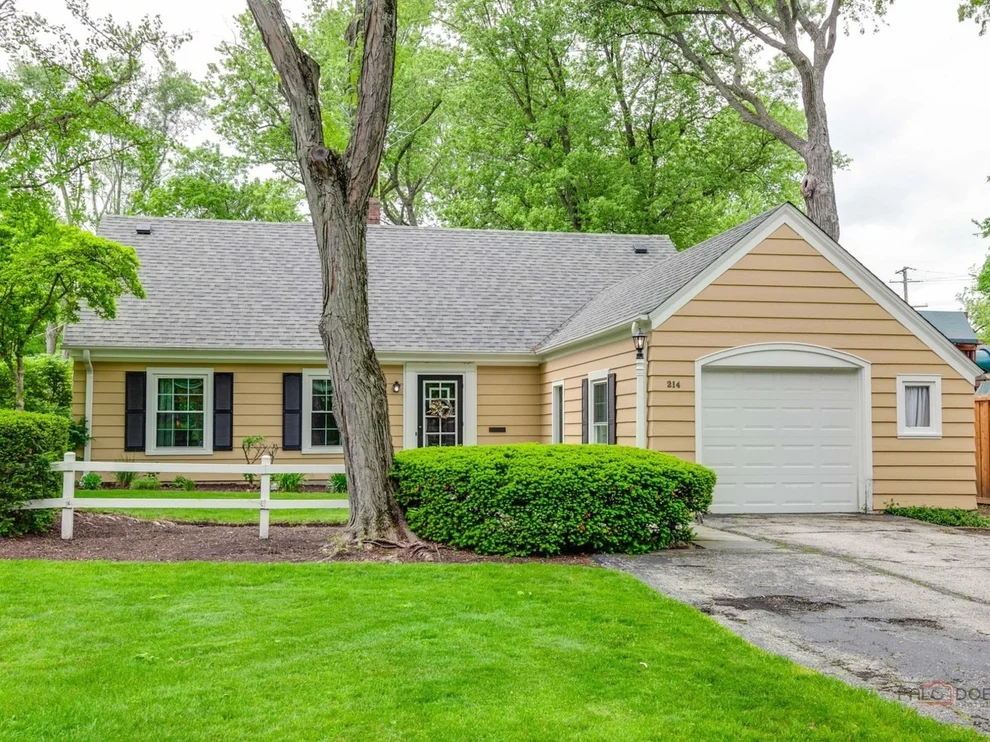 Unit for sale at 214 Washington Circle, Lake Forest, IL 60045