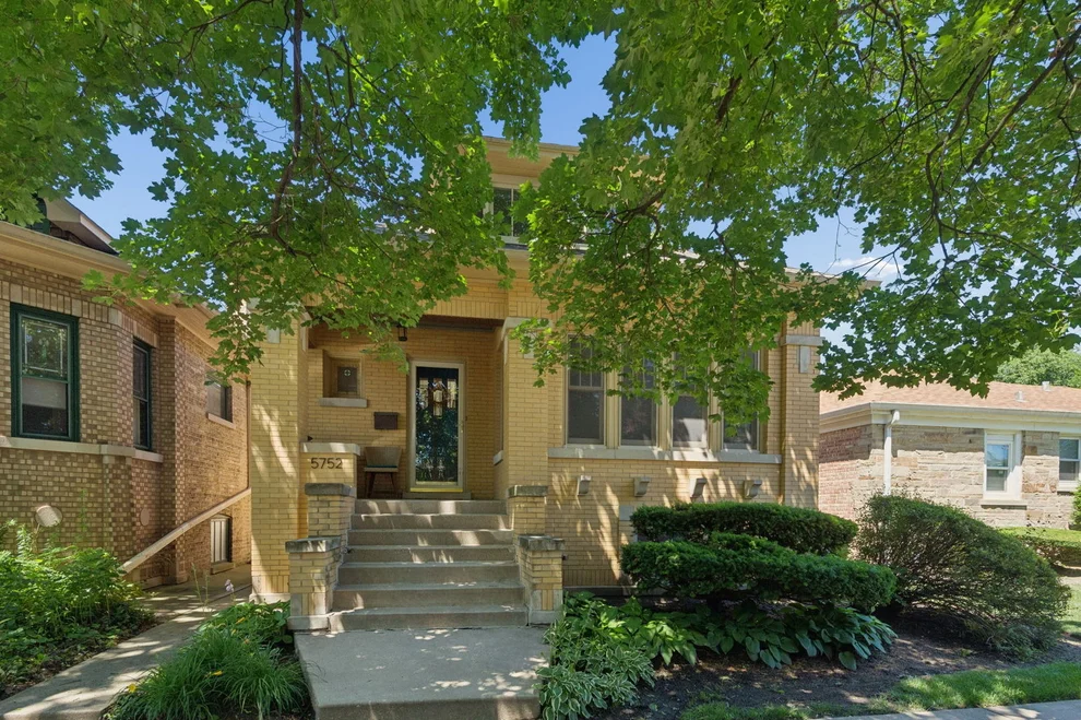 Unit for sale at 5752 N Sacramento Avenue, Chicago, IL 60659